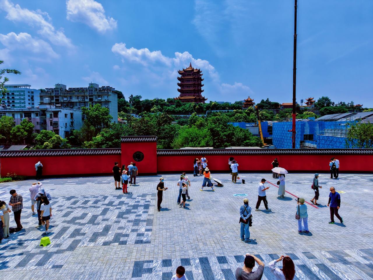 【黄鹤楼新红墙开放迎客】六一儿童节，武昌黄鹤楼地铁站新红墙终于开放了（如图1-6
