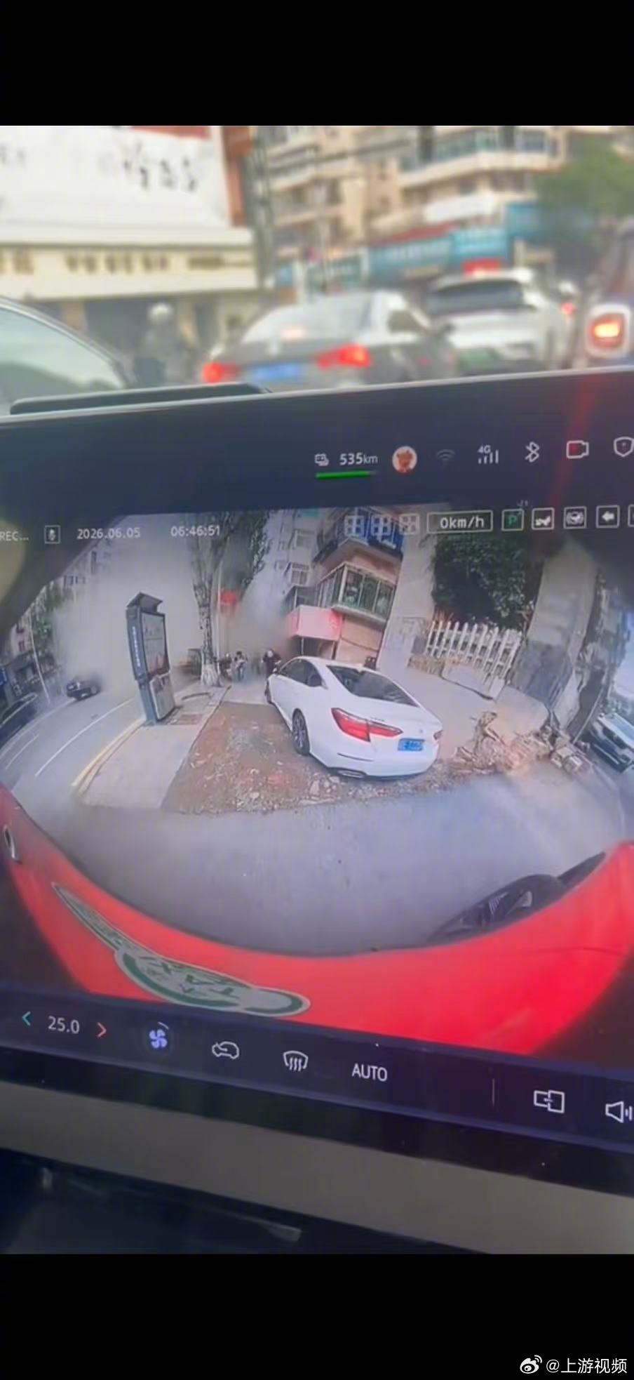 #行车记录仪拍下本溪商铺爆炸瞬间#【辽宁本溪一沿街商铺发生爆炸事故致2死13伤】