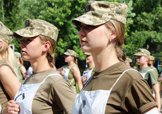乌军亚速旅俘虏曝出内幕！乌克兰女兵根本没用，大都变成了“战地情人”！最近，一