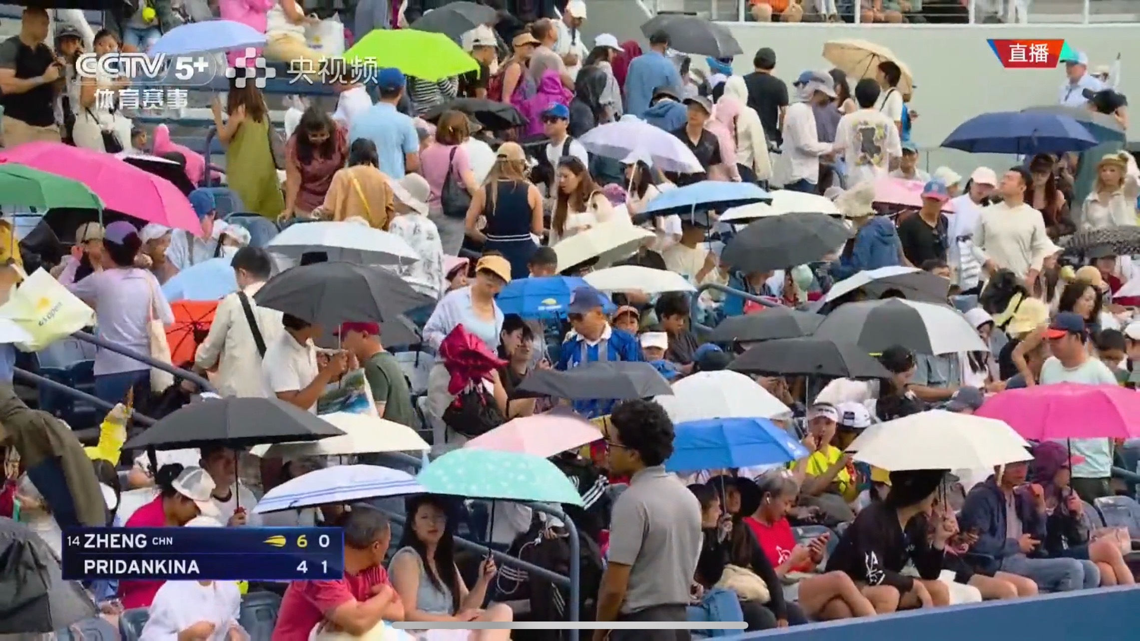 郑钦文vs普里丹金娜美网资格赛决胜轮比赛因雨暂停，目前比分郑钦文6-4/0-1