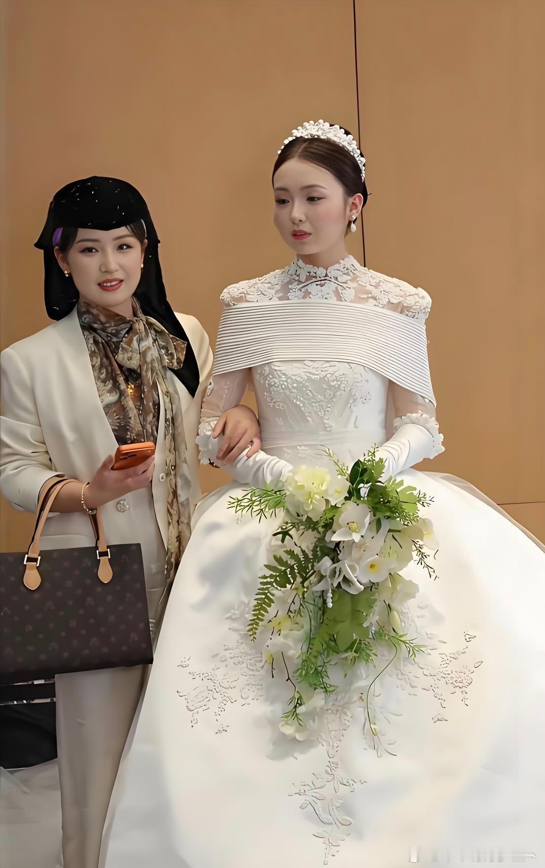 新娘的妈妈才32岁，回族人好漂亮