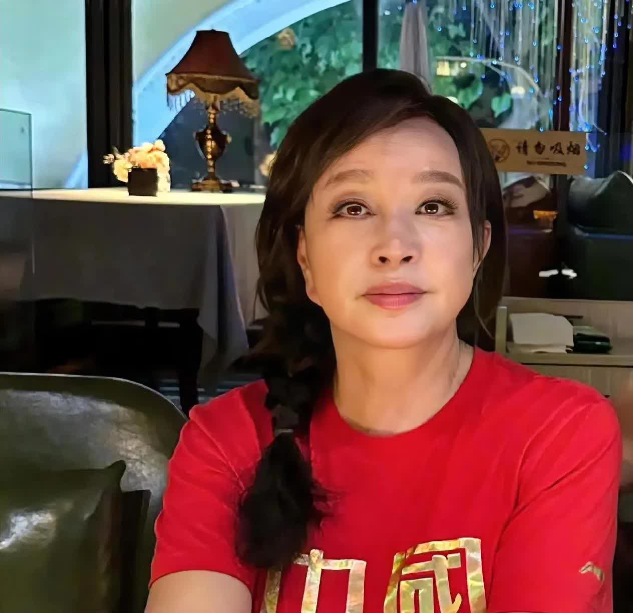 大家发现没刘晓庆有个特别的点就是她朋友好像很少之前刘晓庆在综艺里