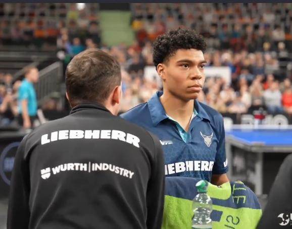 坏了，东哥爆冷输了一局。前两局东哥都赢了，第三局东哥4:7落后，对方小将