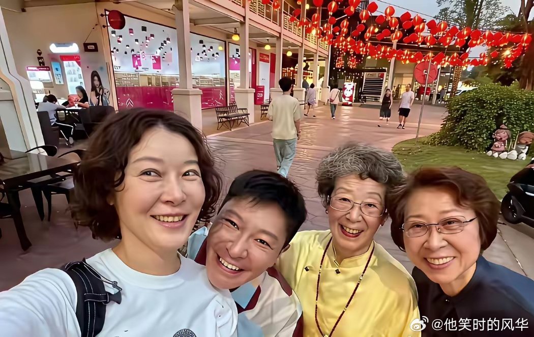 53岁的柯蓝和瞿颖在泰国过年，身边还有李宗翰。但更让人注意的是，她俩都爱过同一个