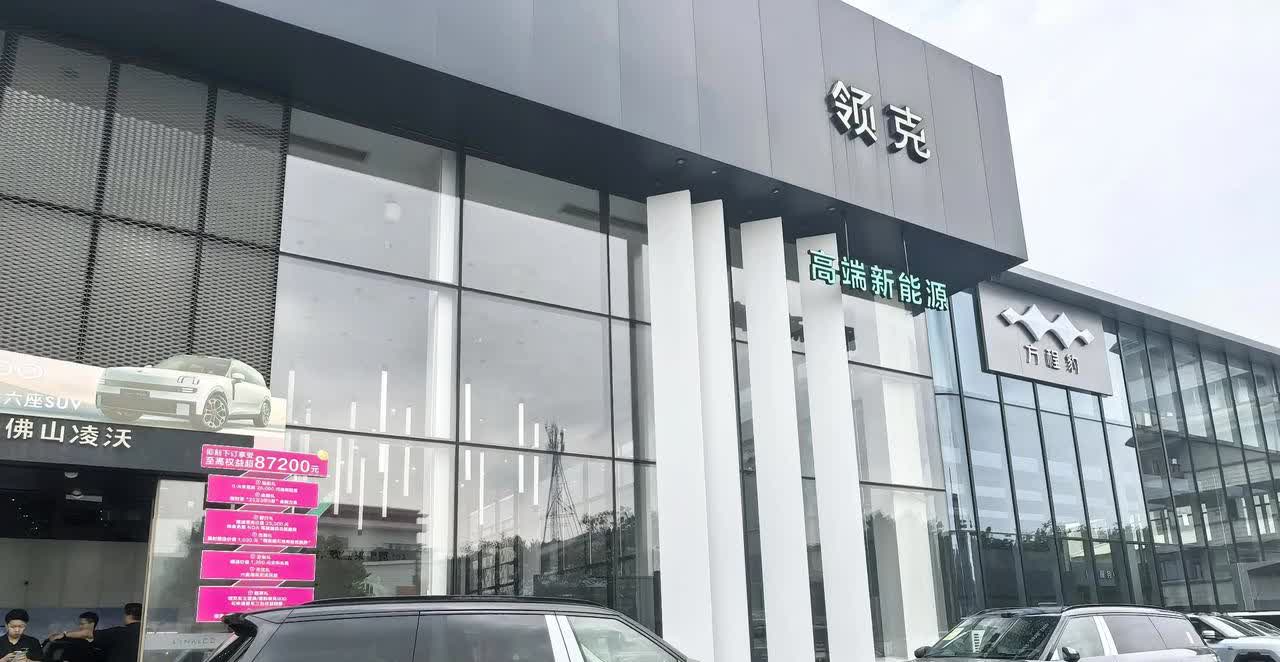 领克店门口、店里摆满了待交付的900，据说这个店有130多个大定，店里一半以上的