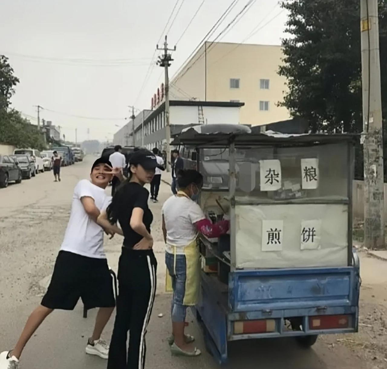 baby这是在哪儿吃杂粮煎饼呢？这样简单朴素的小摊估计她平时也没吃过吧？果然