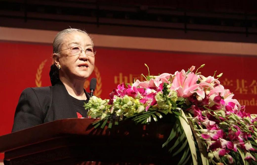 原国防部长耿飚的长女，一夜之间被查封了所有资产，她选择出走美国。说白了这就是