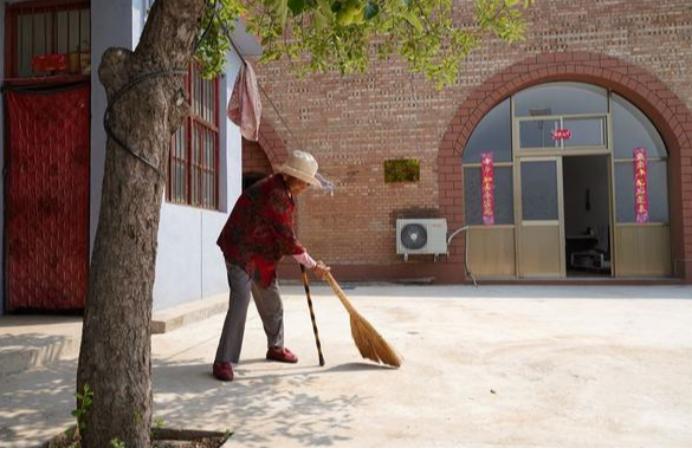 余华老师说：“人老了，最心酸的不是生活清贫，身体抱恙，而是突然有一天，你发现那个