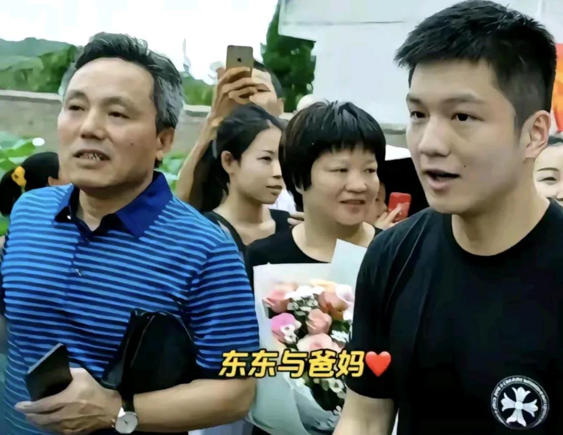 樊振东这颜值简直绝了！脸型流畅饱满，长得像妈妈，皮肤又白又亮，看着就很舒服。