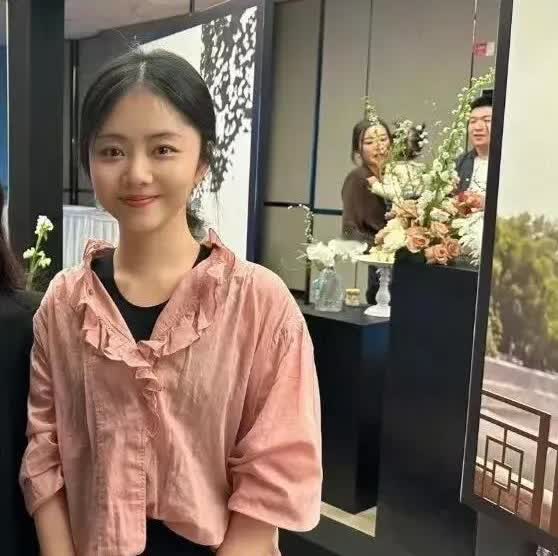 谭松韵去朋友婚礼的生图太能打了！她那脸看着圆乎乎的，其实镜头骗不了人—