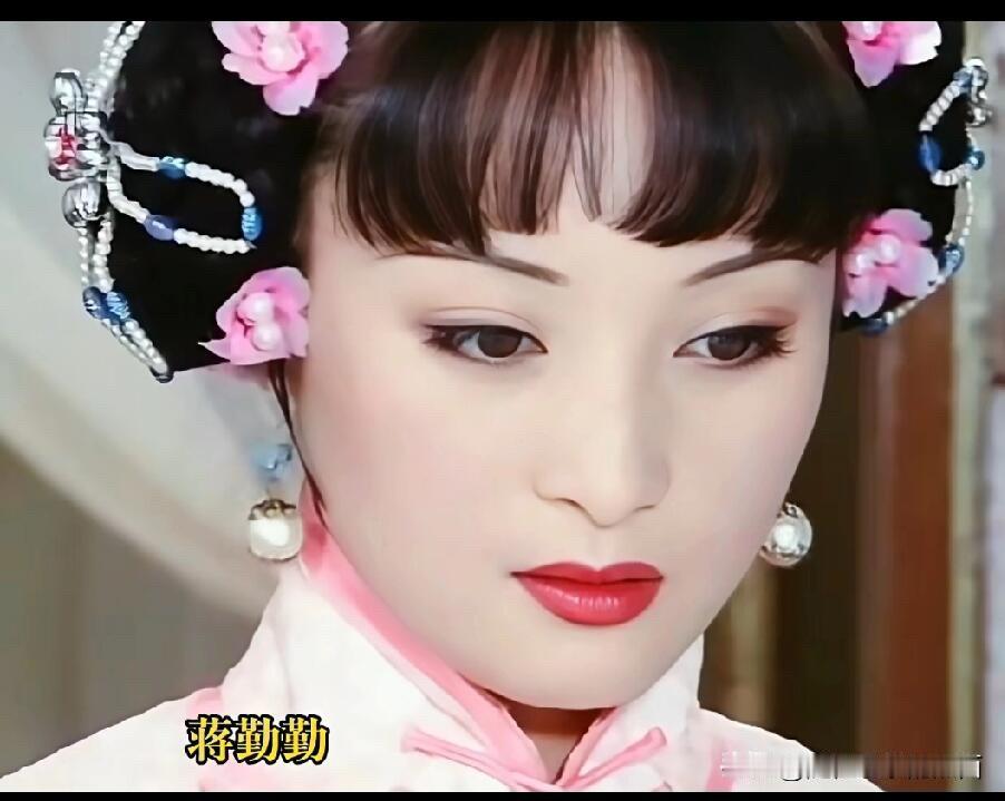 蒋勤勤和翁美玲的花苞头妆造，你觉得谁是第一眼有气质的女明星呢？翁美玲古灵精怪的，