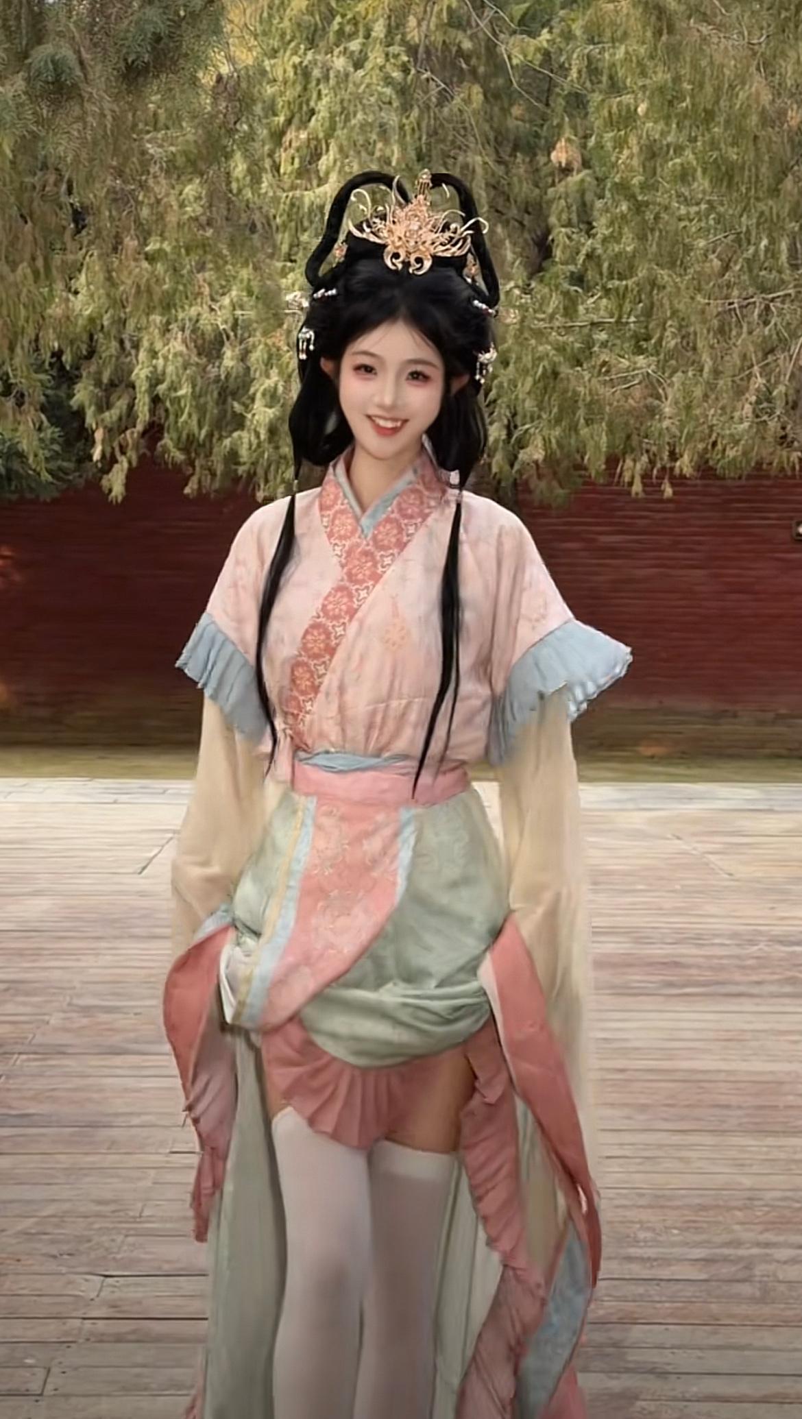 汉服加白丝，第一次见这种穿法，还挺新颖的[捂脸哭]