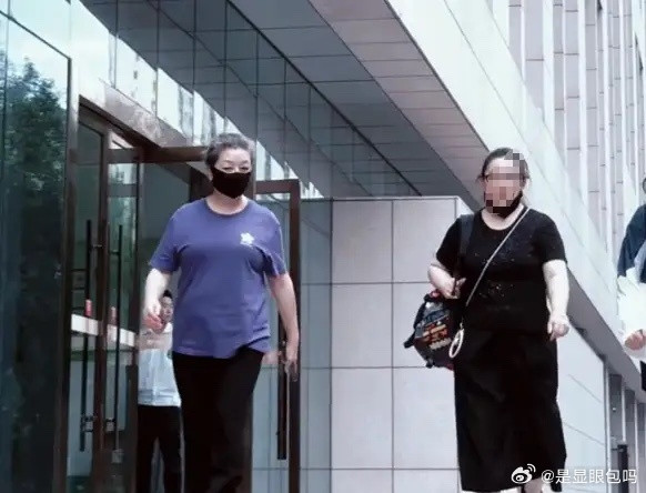 江珊这两年变化好大啊！到河北石家庄演话剧的她，路人镜头下头发白了大半，身材发福明
