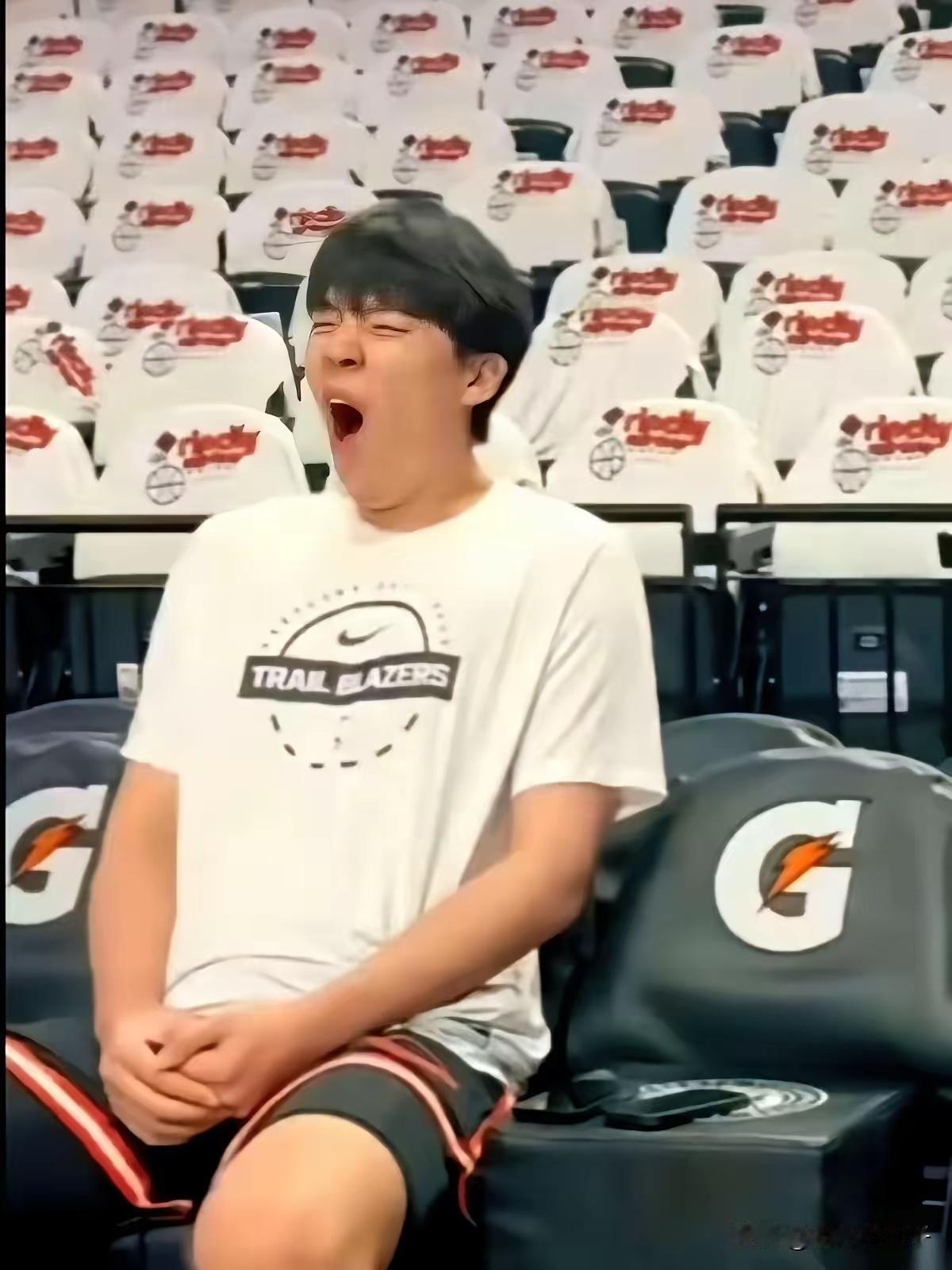 请看杨瀚森训练前的状态！这很难不让人猜测他昨晚和小女友尽情欢乐了！据说杨瀚森