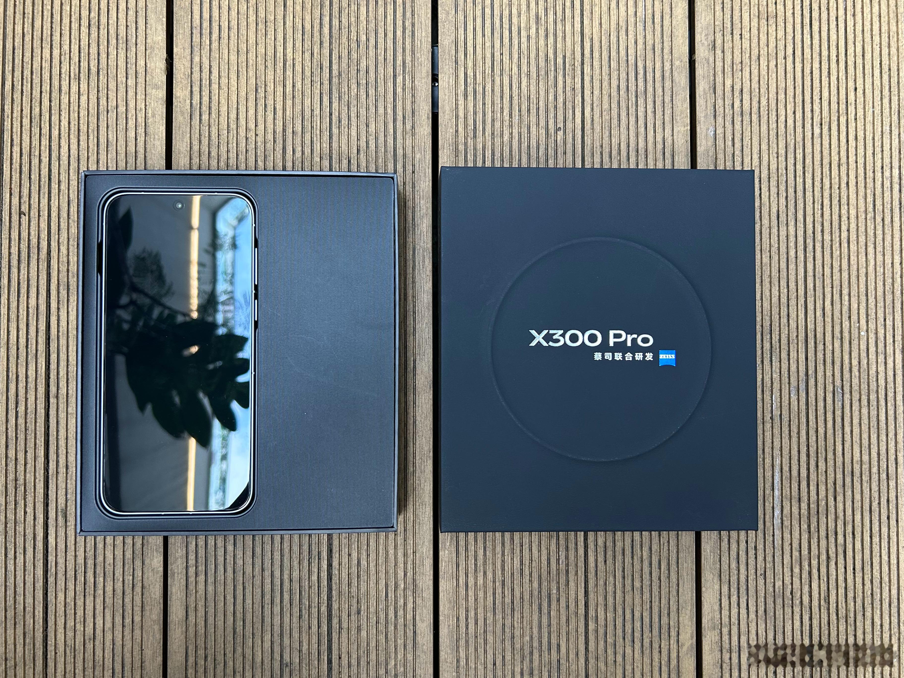 朋友们，我的vivoX300Pro到了，到手后简单玩了一会，基本可以无缝