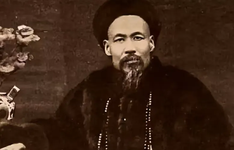 1859年，咸丰皇帝下旨将左宗棠斩首示众，左宗棠连夜找到湖北巡抚胡林翼求助，胡林