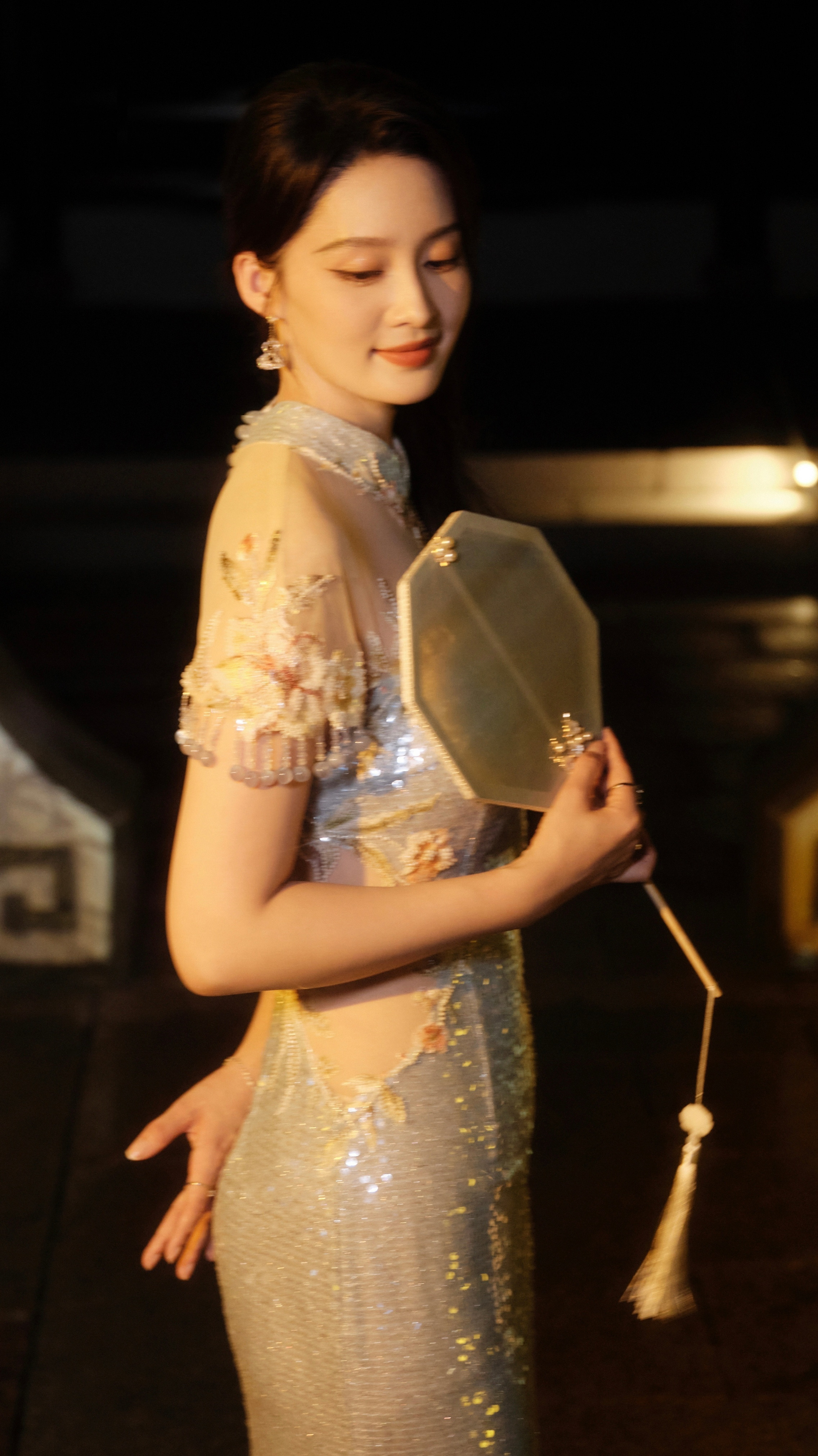 李沁插着鼻氧管自拍李沁旗袍美人