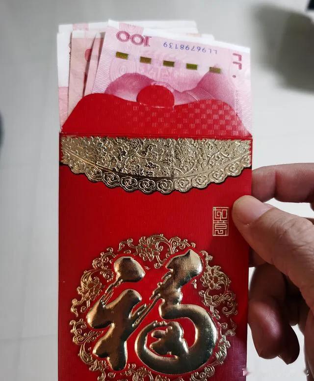 今年嫂子给我孩子一个500块钱的红包，我受宠若惊，往年她都是给我孩子200块钱的