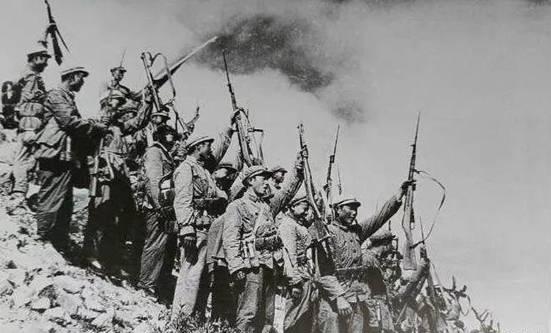 1962年，印度入侵西藏，我军三名战士击溃印度一个炮兵营。战后，印军抱怨道：“太