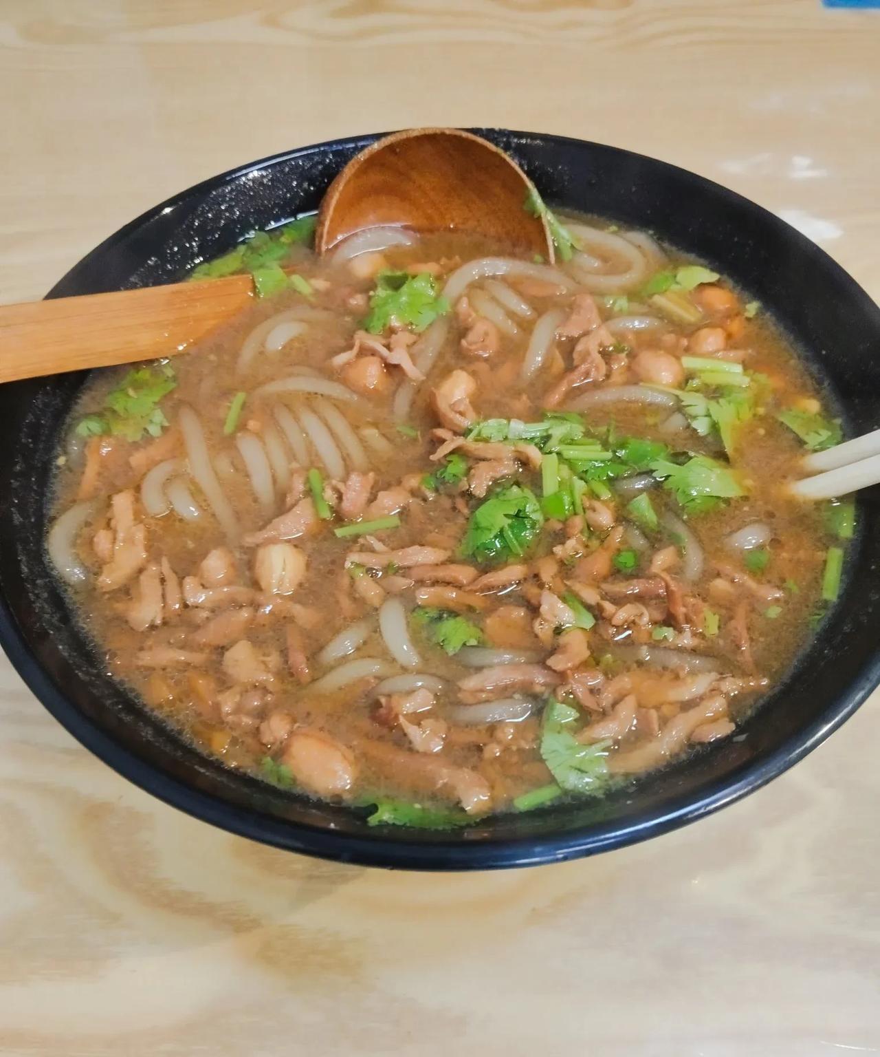 今天晚上熊孩子就不愿意出来吃饭了，叫他出来玩，也不愿意，说不想出来。前几天他还跟