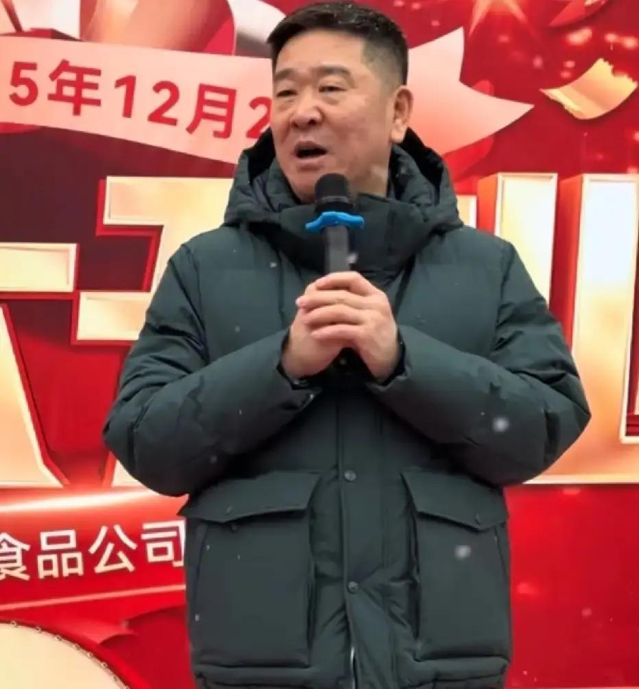 别再可怜“过气”的老艺术家了。邹德江冒雪商演那天，沈阳积雪八厘米。户外活动