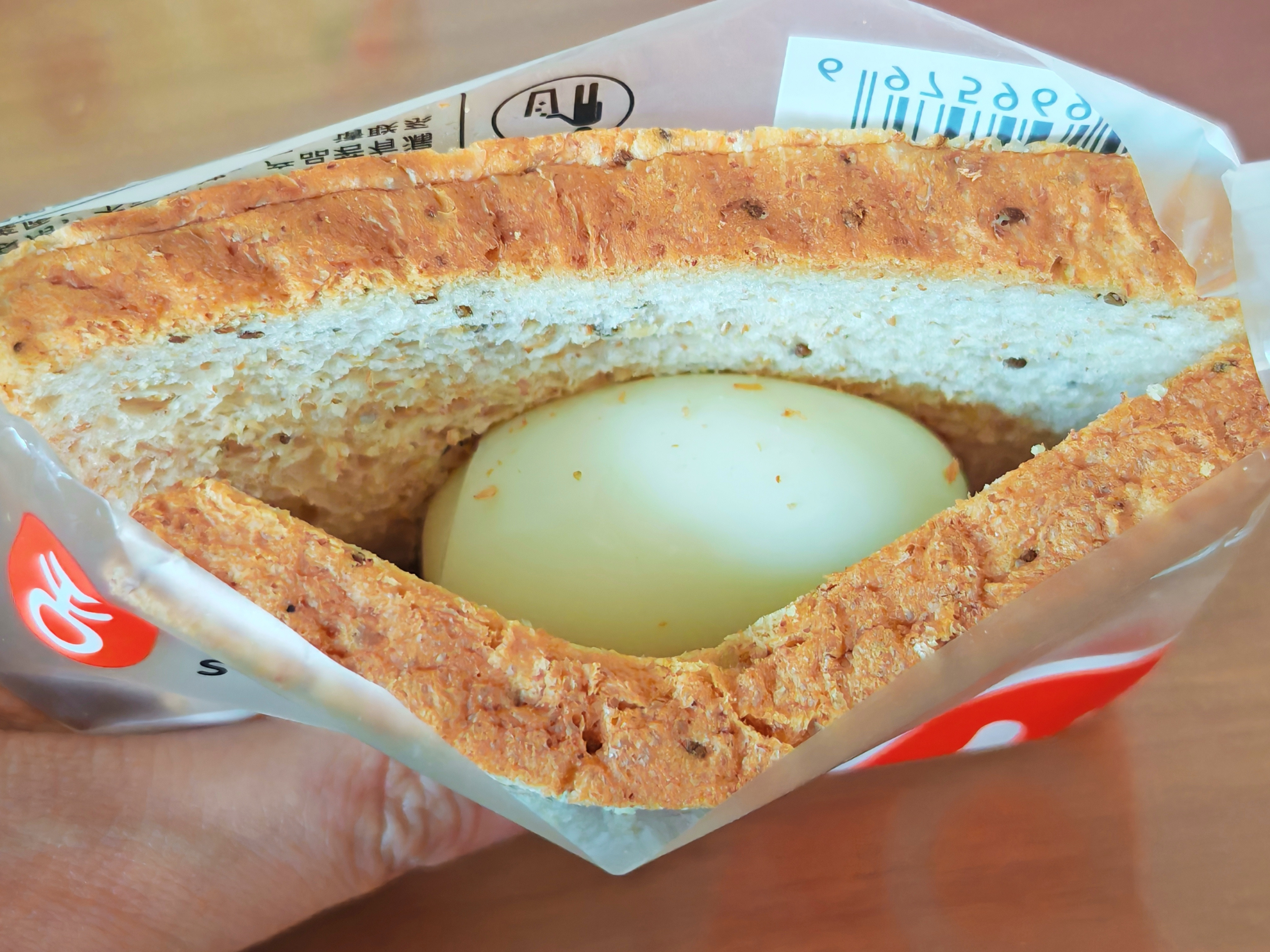 早上好呀老铁们，新的一周又开始了。自己在家吃完饭，我一般就是喜欢吃两片全麦面包加