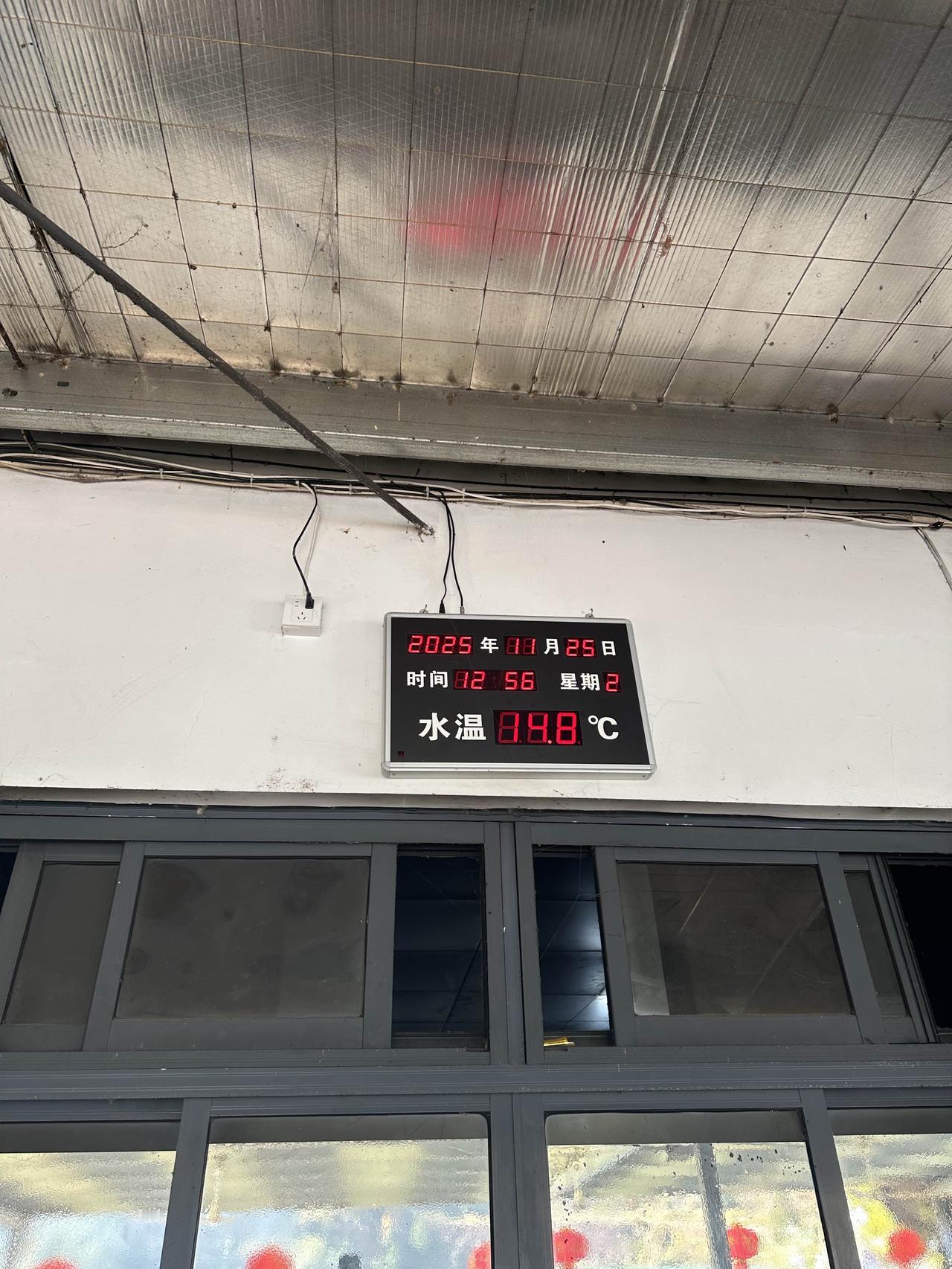 怎样才算冬泳吗？立秋一过，老家河边就会有大人们不让孩子们游泳的吆喝。而小区泳池