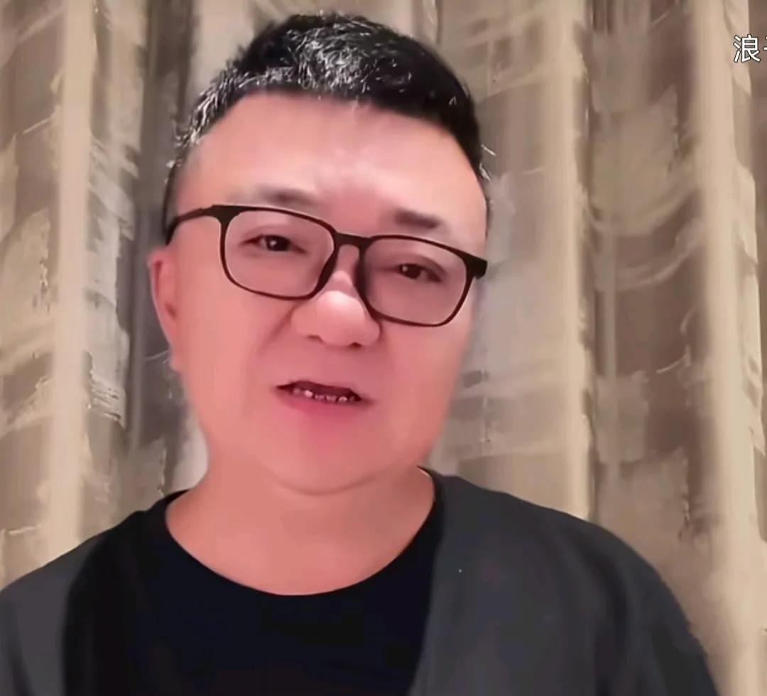 媒体人董路透露了前国脚刘云飞一件令他百感交集的事情。董路在直播时表示，有一年的