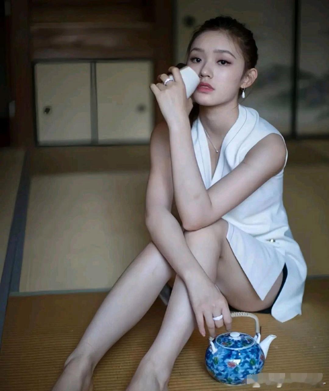 林允，好白啊，太白了白的发光，从头美到脚丫子！