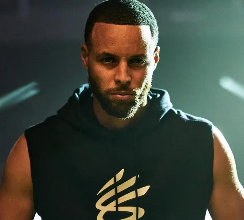 据CNBC报道，安德玛正在进行重组，这将耗资约2.55亿美元，其中包括斯