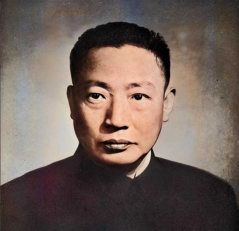 1956年春，被蒋介石委了个“中华体育总会会长”的杨森，组织一批体育健儿攀登玉山