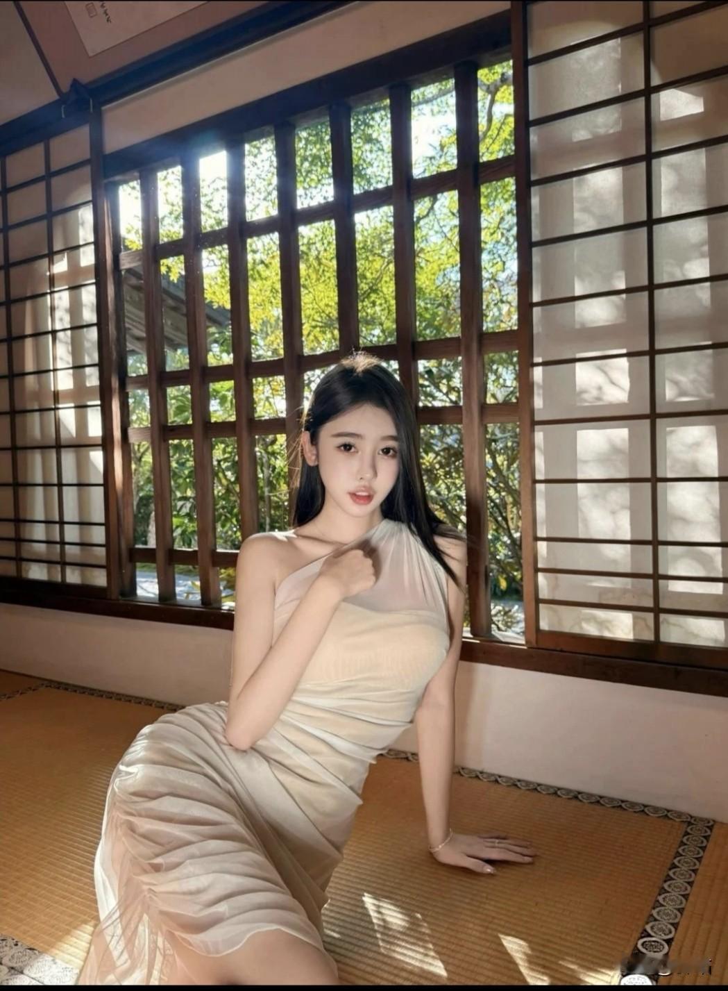 美图欣赏，看图写诗《庭园清影》七言绝句窗棂筛影漾金辉，庭畔凌波衣袂微