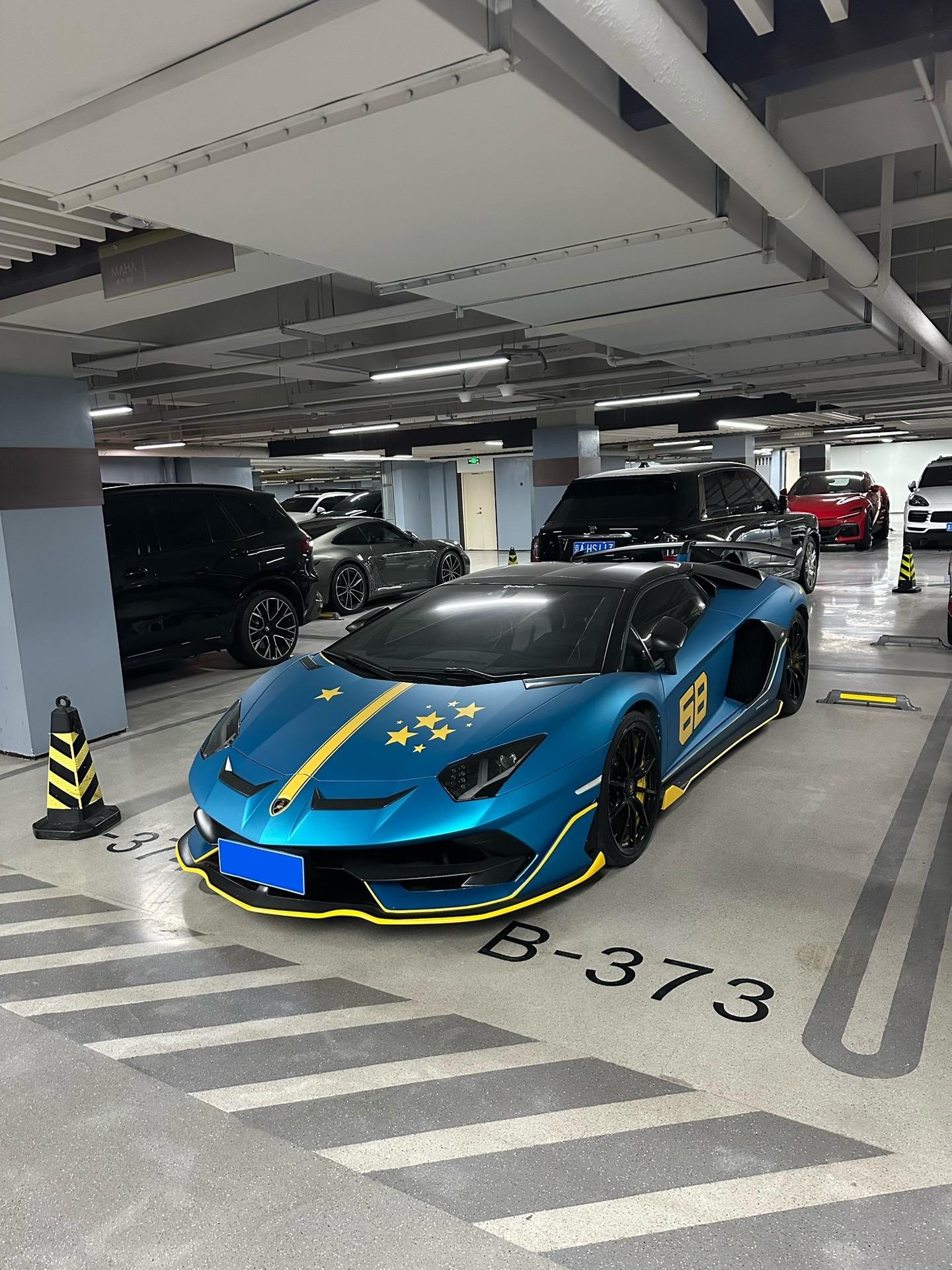 黄子韬的兰博基尼SVJ Roadster