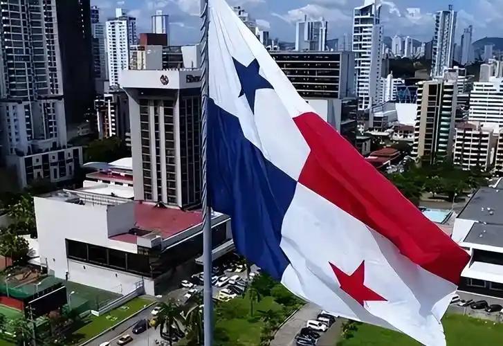 巴拿马这次是真的要把事情做绝了。 巴拿马当局突击搜查，一辆辆货车直接开到了长