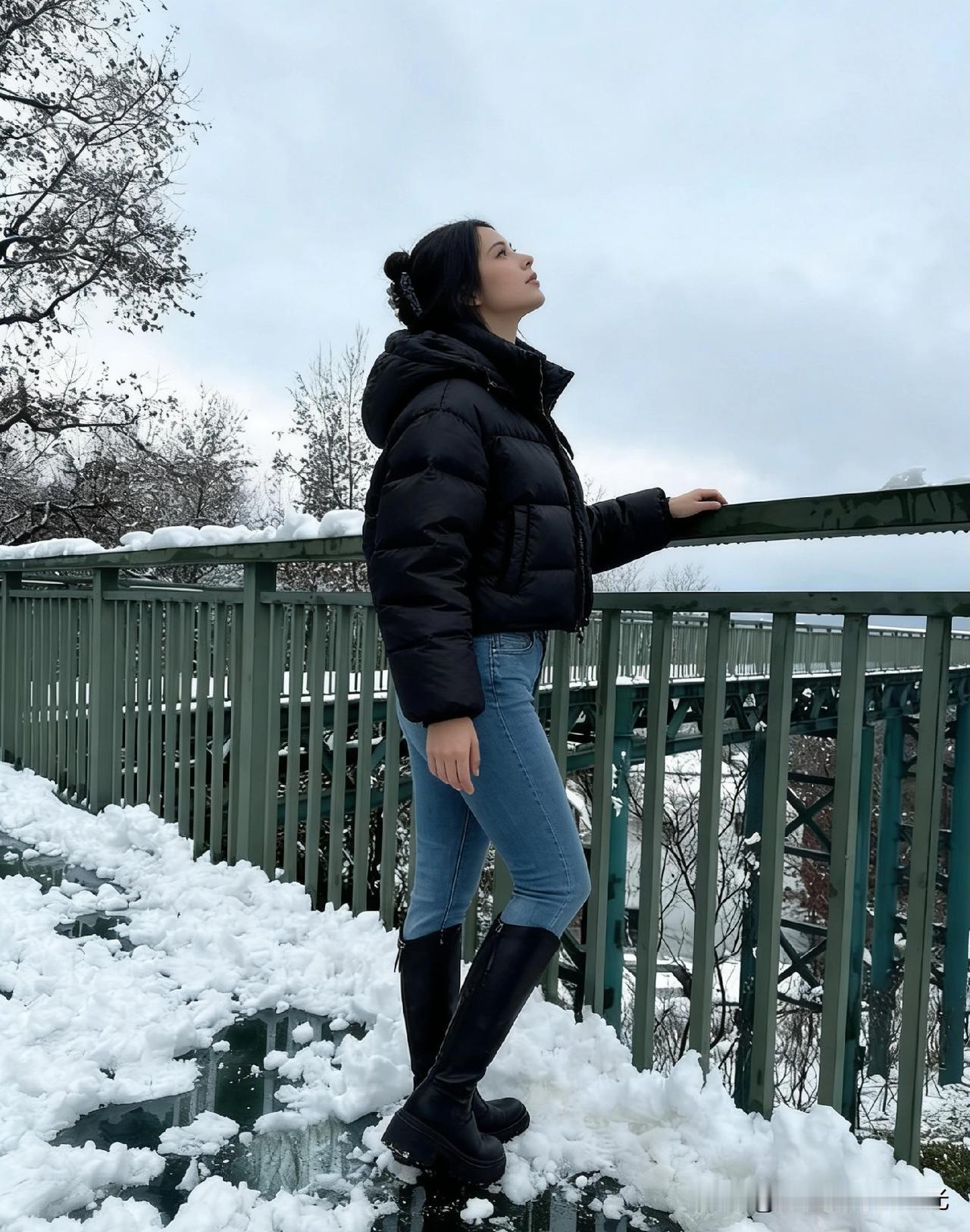 冬日雪景下的静谧时光，独自漫步在雪地中，感受大自然的宁静与美好。