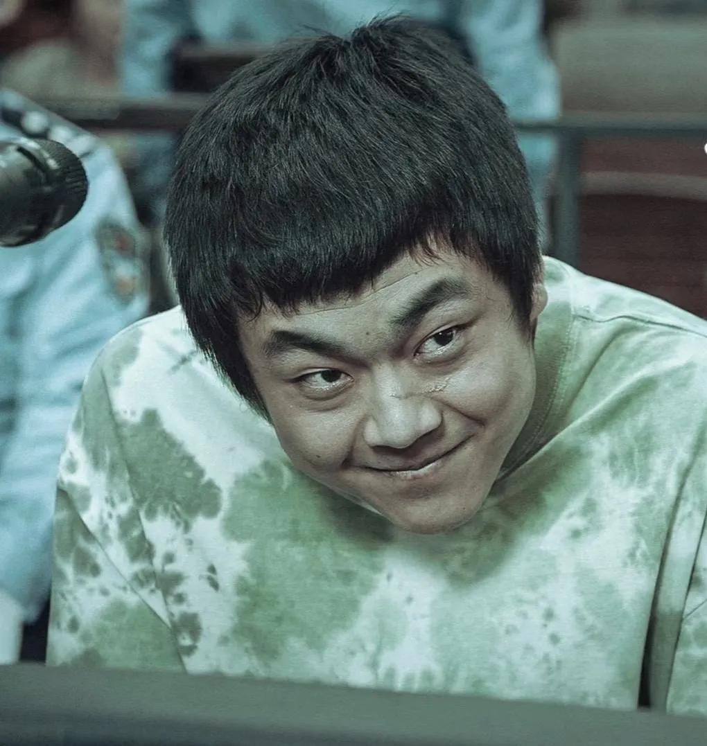 我就说看着眼熟呢，原来这孩子是周云鹏的儿子一颦一笑都有周云鹏的影子不过这孩子