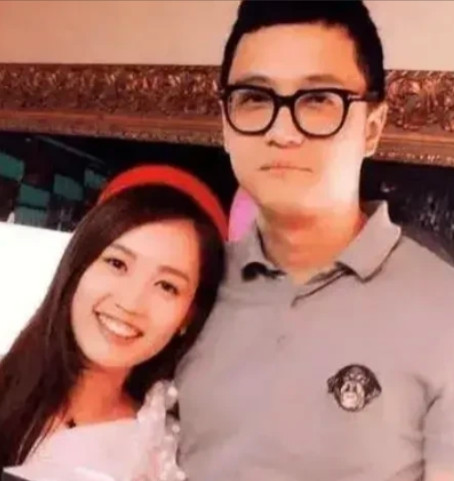 当年，王宝强参加节目，晚上给马蓉打电话，45秒后马蓉才接电话，她惊慌失措地问：你