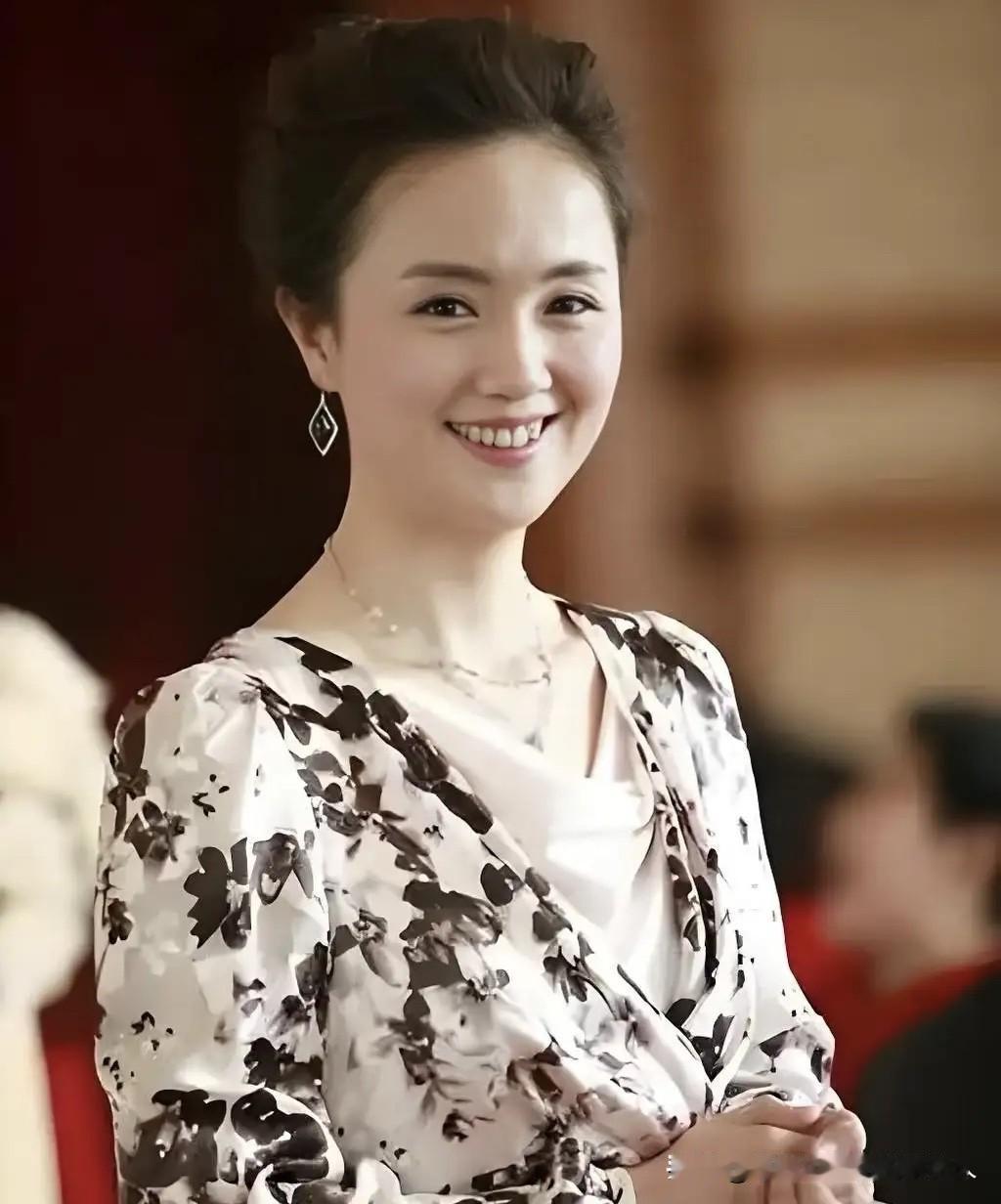 给大家提个醒，千万别被《小城大事》里的朱媛媛“骗”了。剧中她饰演的高雪梅总是笑容