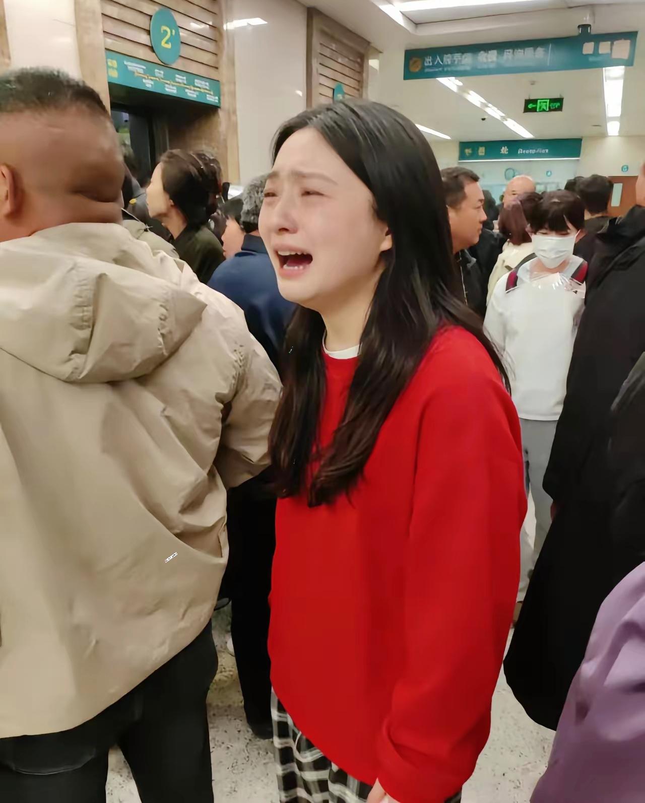 20岁女孩在医院里嚎啕大哭，原来是因为她怀孕刚满三个月丈夫竟然是喉癌晚期！