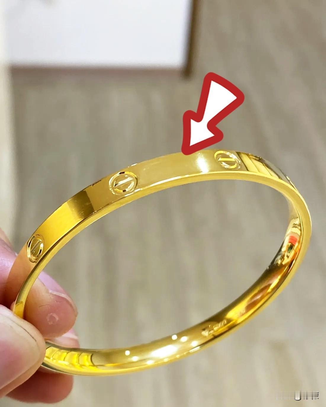 千万别戴金手镯出门了！我女儿戴着她前几年买的快100克的金手镯出门，回来以后她