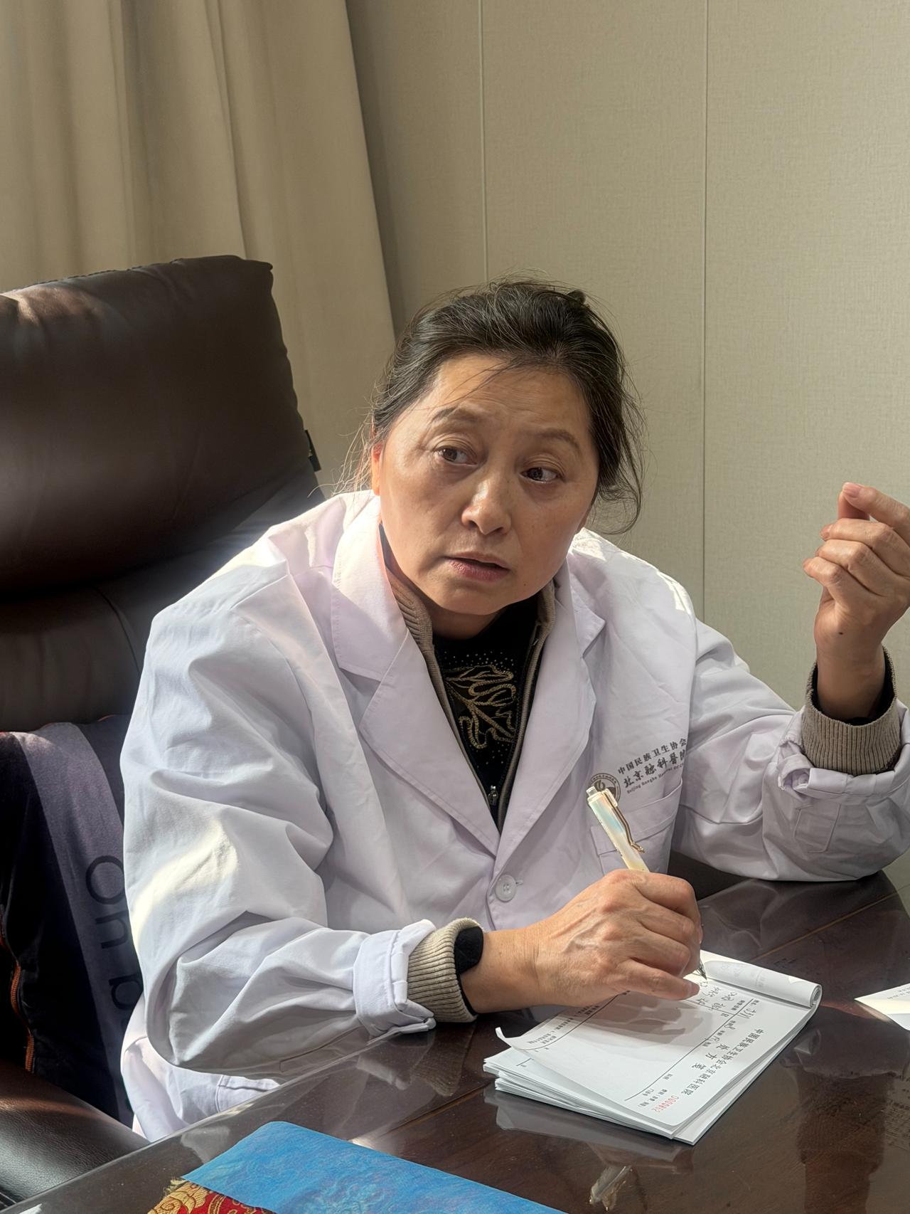 五脏有热的不同表现1.脾热：脾主运化腐熟，有热则消化紊乱、湿热内蕴表现：