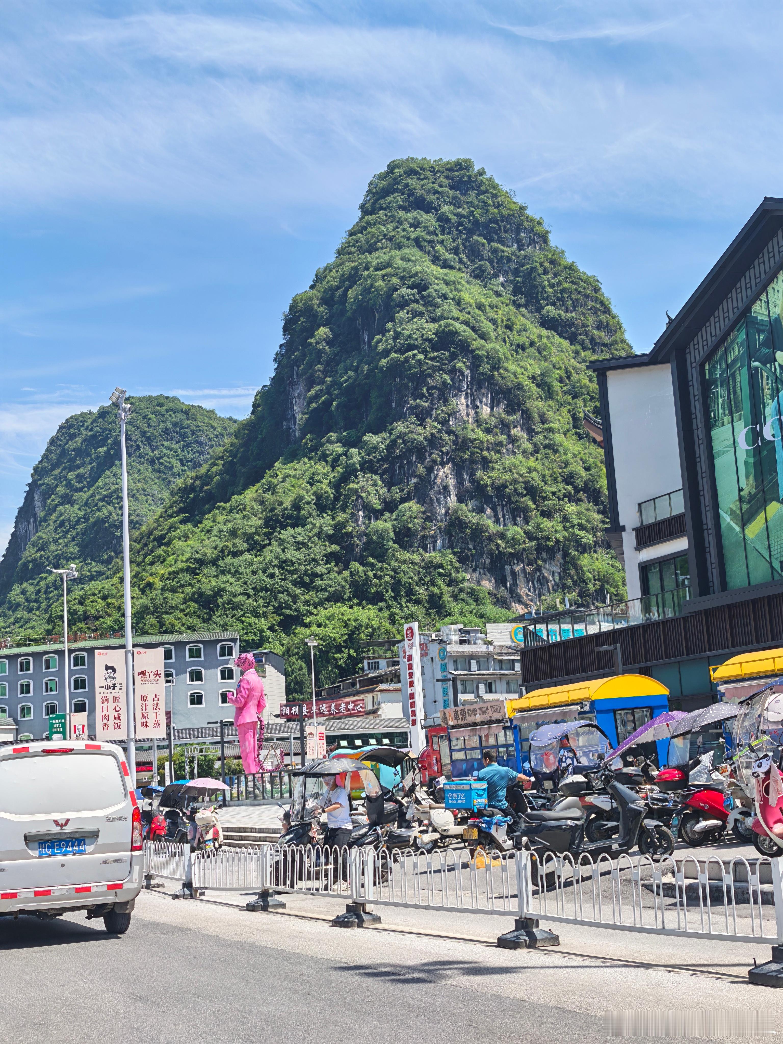 来中国玩的外国人更多了在阳朔遇到的外国人比其他地方都多，应该都是来旅游的，来了才