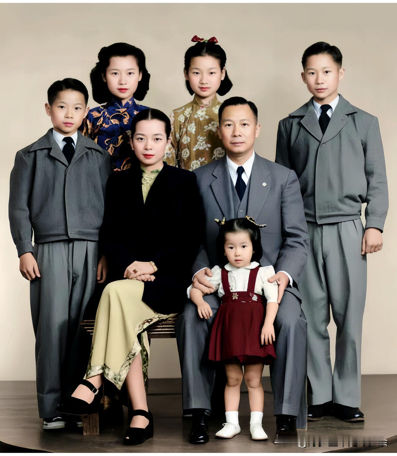 这是民国时期原南京市长刘纪文与夫人许淑珍及五个孩子的一张全家福，拍摄于上世纪四年