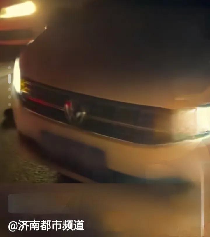 元宵夜意外撞人，烈士子女一番话让全场肃然起敬：不怨不讹，家风如金