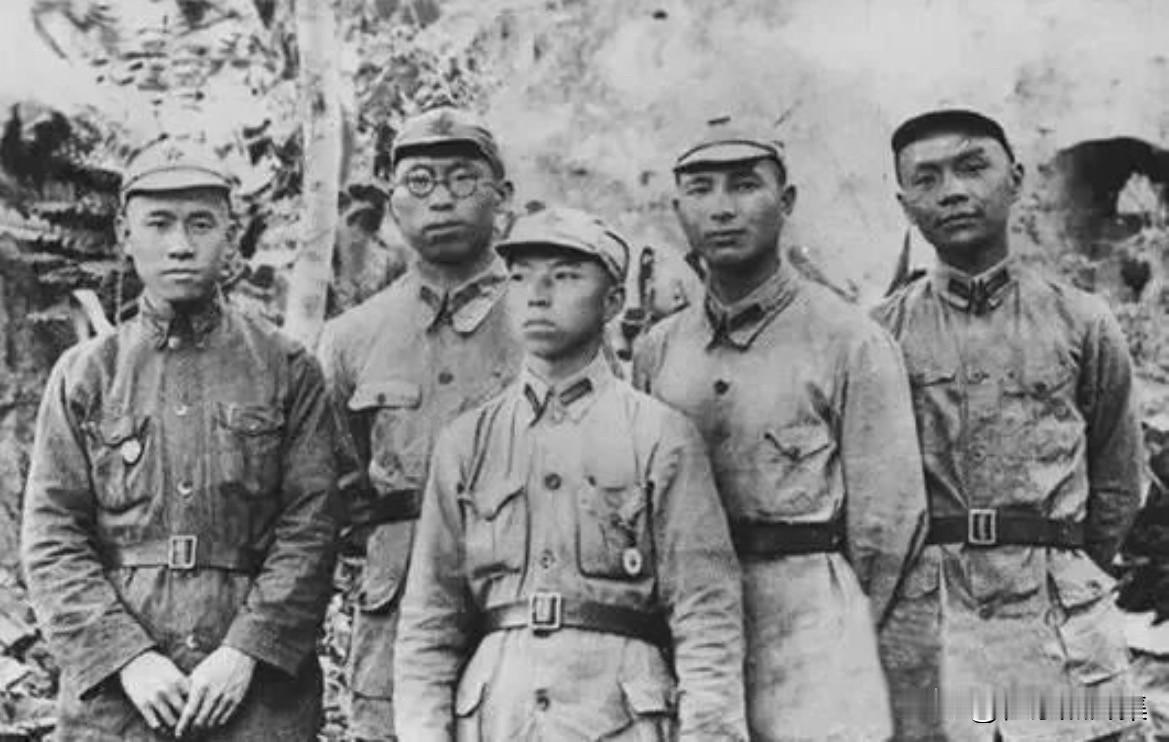 【开国功臣图片故事247】1935年10月中央红军（红一方面军）长征胜利到达陕