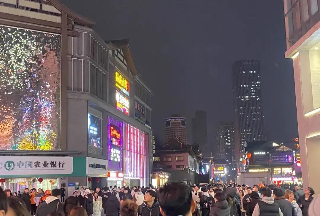 合肥淮河路跨年夜直接挤成罐头，65万人把步行街塞到手机没信号。我刷到视频，人贴着