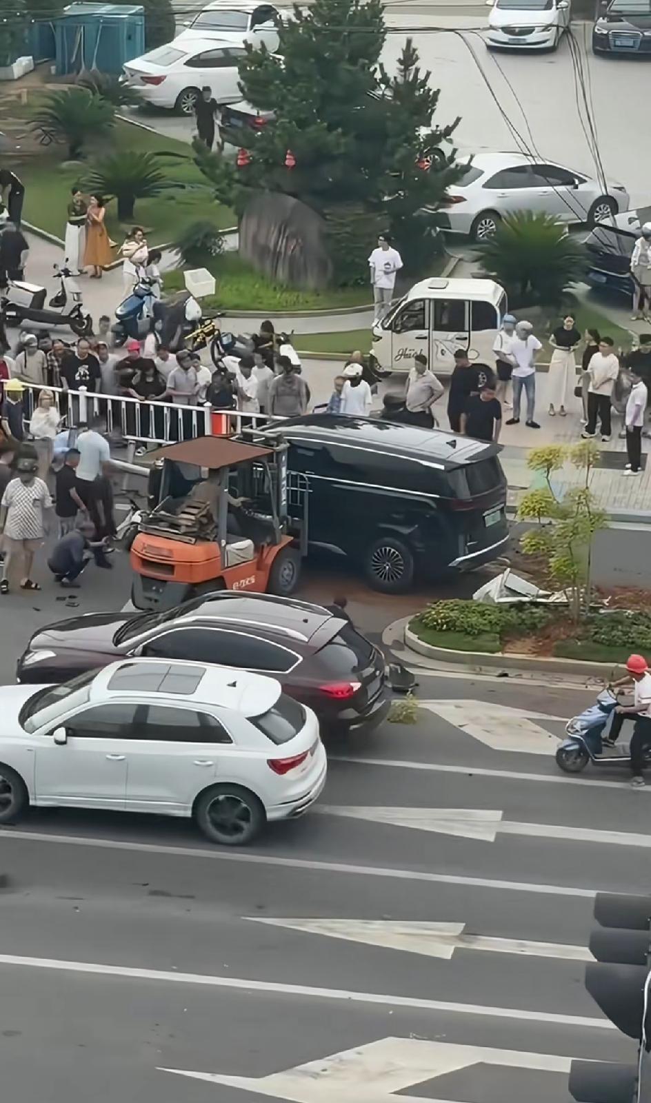 安徽广德车祸后续，孩子姑姑发声:弟媳在抢救可能瘫痪，现在还在医院。事发时弟媳是