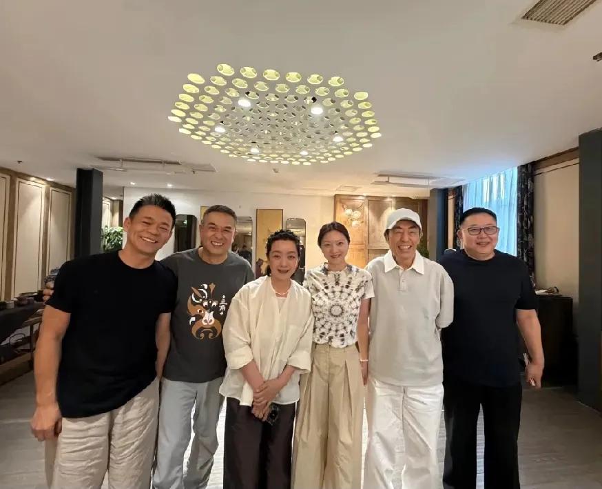 王海燕虽然是张嘉译的妻子，可是参加陈婷张艺谋的聚会，合影有点拘谨，让人觉得王海燕