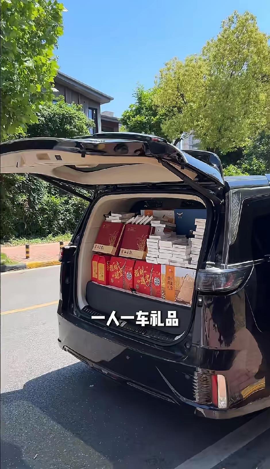 5月6日浪潮新闻报道湖北武汉，武汉一家餐馆里，一个小男孩捡到一块绿水鬼手表，价值
