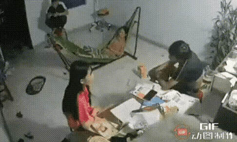 不知道这个女的，对男子说了些什么话？惹到男子怒火冲天，男子拿起一张凳子就往女子头